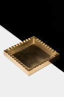 منفضة سجائر مربعة