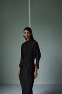 فستان حريري منسوج يدويًا